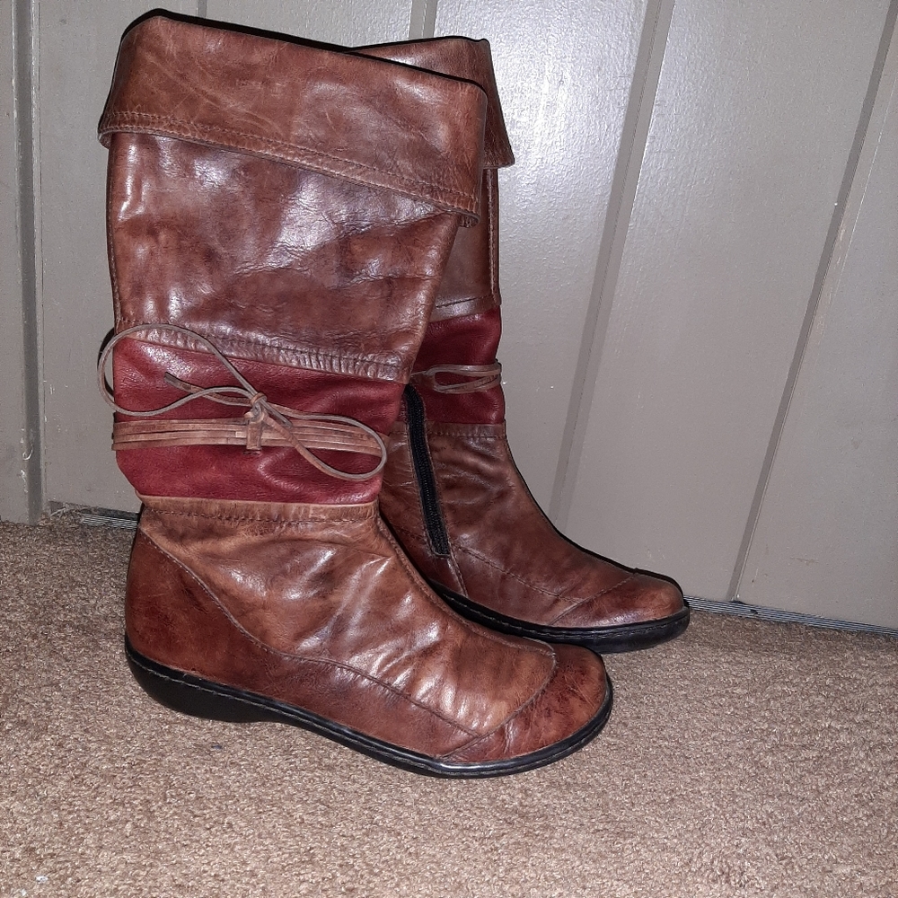 gorgeous Clark's brown and red leather boots